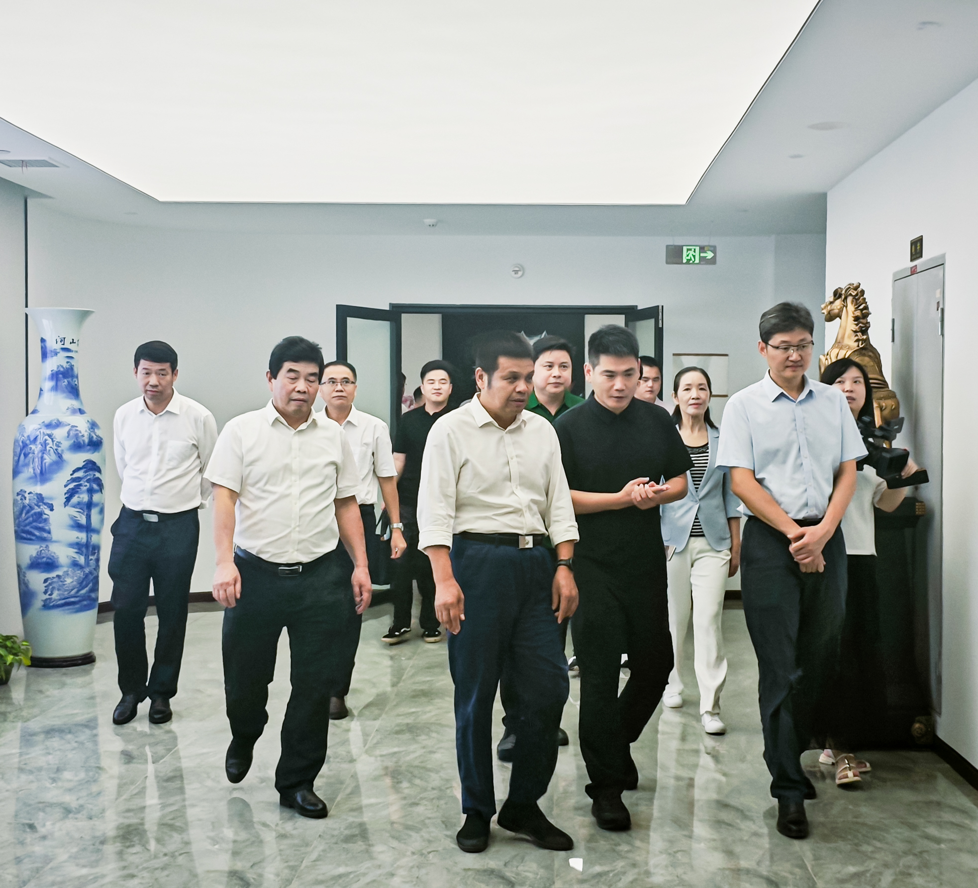 咸寧市副市長(zhǎng)夏福卿帶隊(duì)視察中晨線(xiàn)纜武漢研發(fā)中心，鼓勵(lì)企業(yè)持續(xù)創(chuàng)新、做大做強(qiáng)